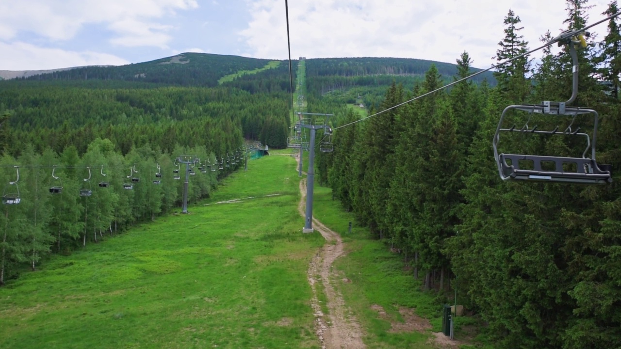 波兰卡帕茨山上的开放式缆车视频素材