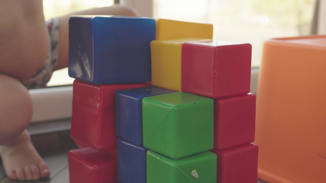 宝宝，孩子，孩子，孩子，五颜六色的塑料立方体建筑视频素材