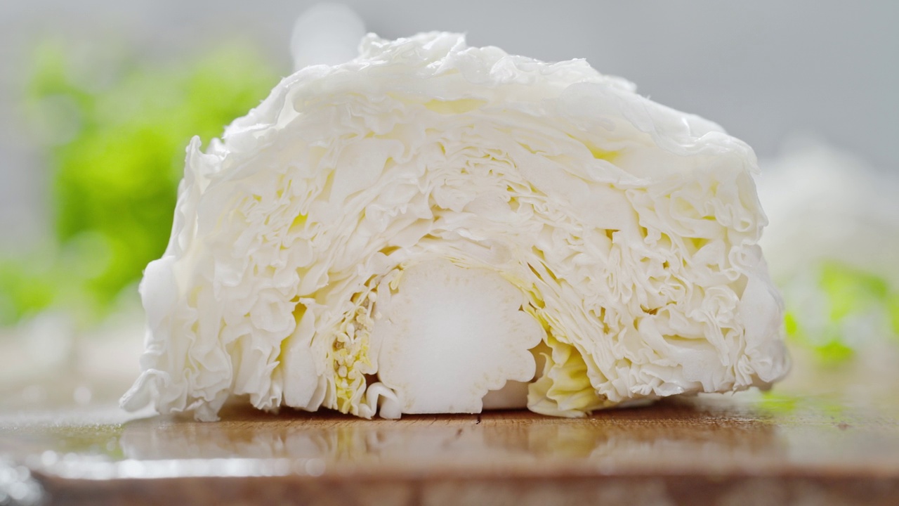 在木板上用快刀切白菜，慢动作视频下载