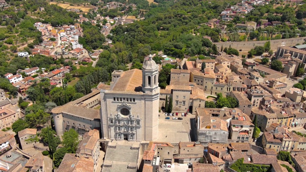 在一个美丽的夏日，西班牙加泰罗尼亚，赫罗纳和圣玛丽大教堂(Santa María de Gerona)的鸟瞰图视频素材