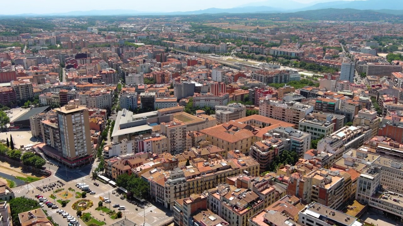 赫罗纳城市天际线的鸟瞰图。西班牙加泰罗尼亚。视频素材