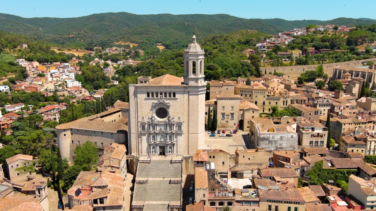 在一个美丽的夏日，西班牙加泰罗尼亚，赫罗纳和圣玛丽大教堂(Santa María de Gerona)的鸟瞰图视频素材