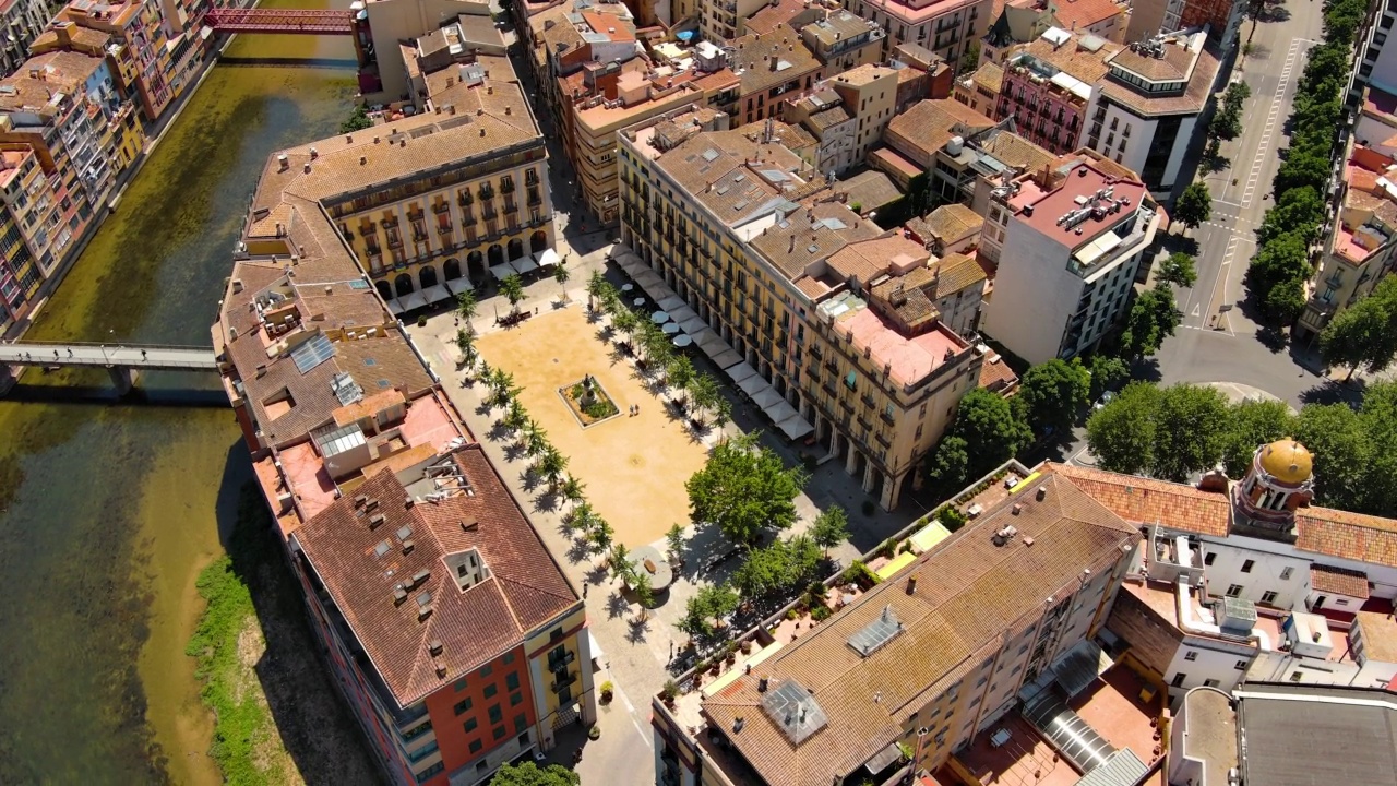 赫罗纳城市天际线和历史古城Plaça de la Independència的鸟瞰图。西班牙加泰罗尼亚视频素材