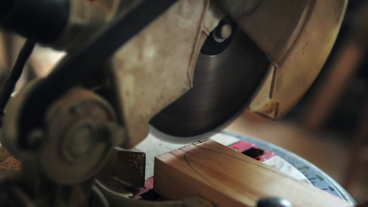 延时视频木匠在一个车间工作与圆锯，锯木板的特写。细木工，家具配件制造商。木制产品。木工工具。FullHD视频素材