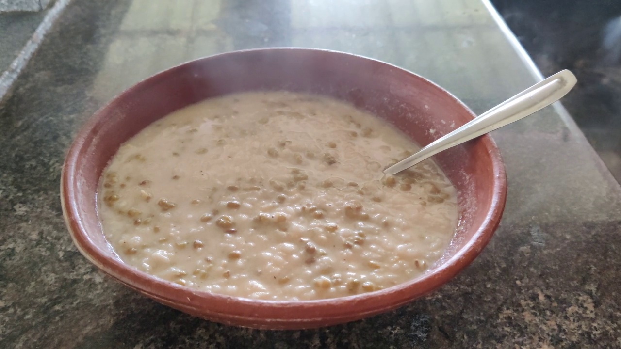 美味健康的喀拉拉邦菜Kanji或米粥在泥碗与勺子视频下载