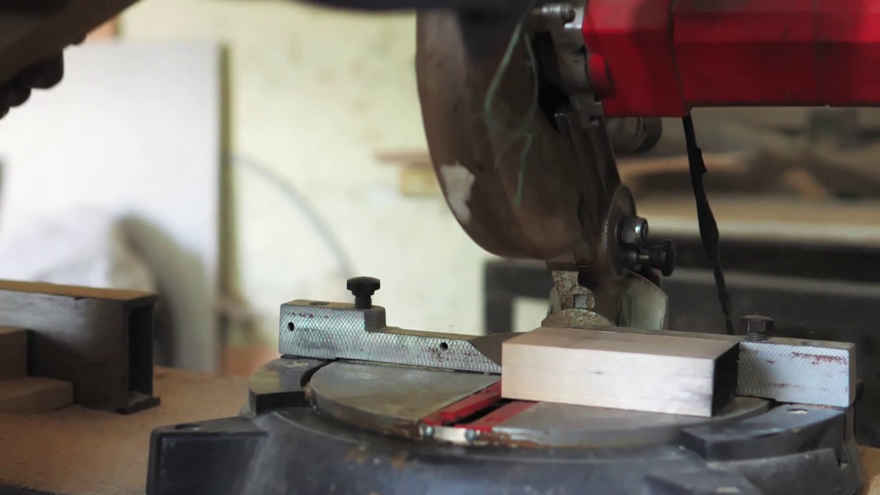 延时视频木匠在一个车间工作与圆锯，锯木板的特写。细木工，家具配件制造商。木制产品。木工工具。FullHD视频素材