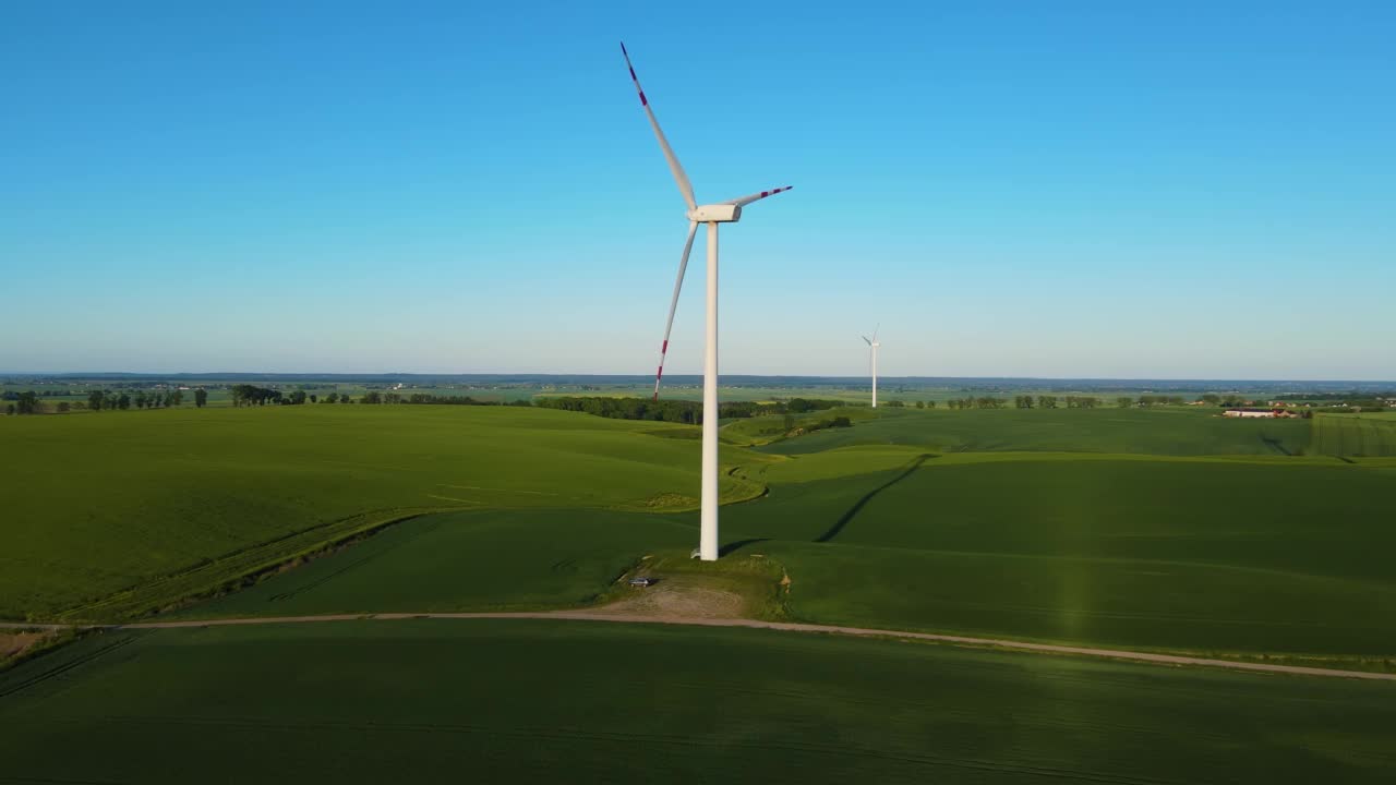 麦田中间的风力发电机可再生发电，保护环境视频素材