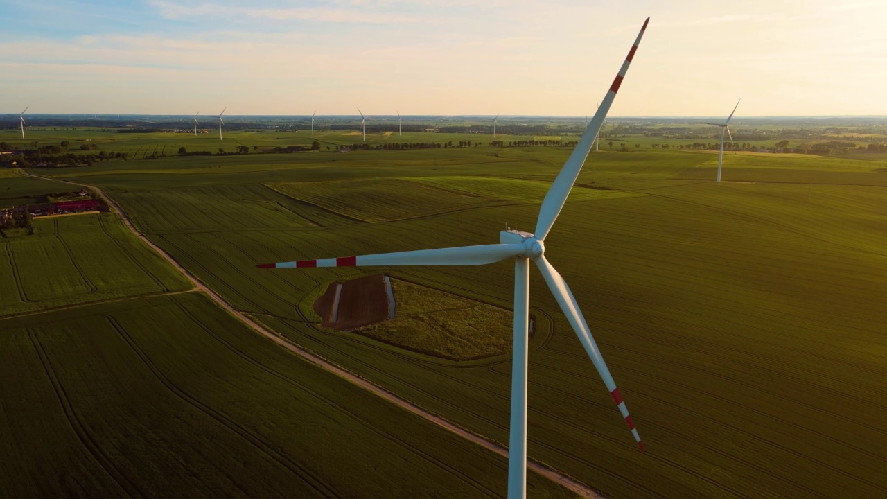 风力涡轮机在日落时生产可再生的自然能源视频素材