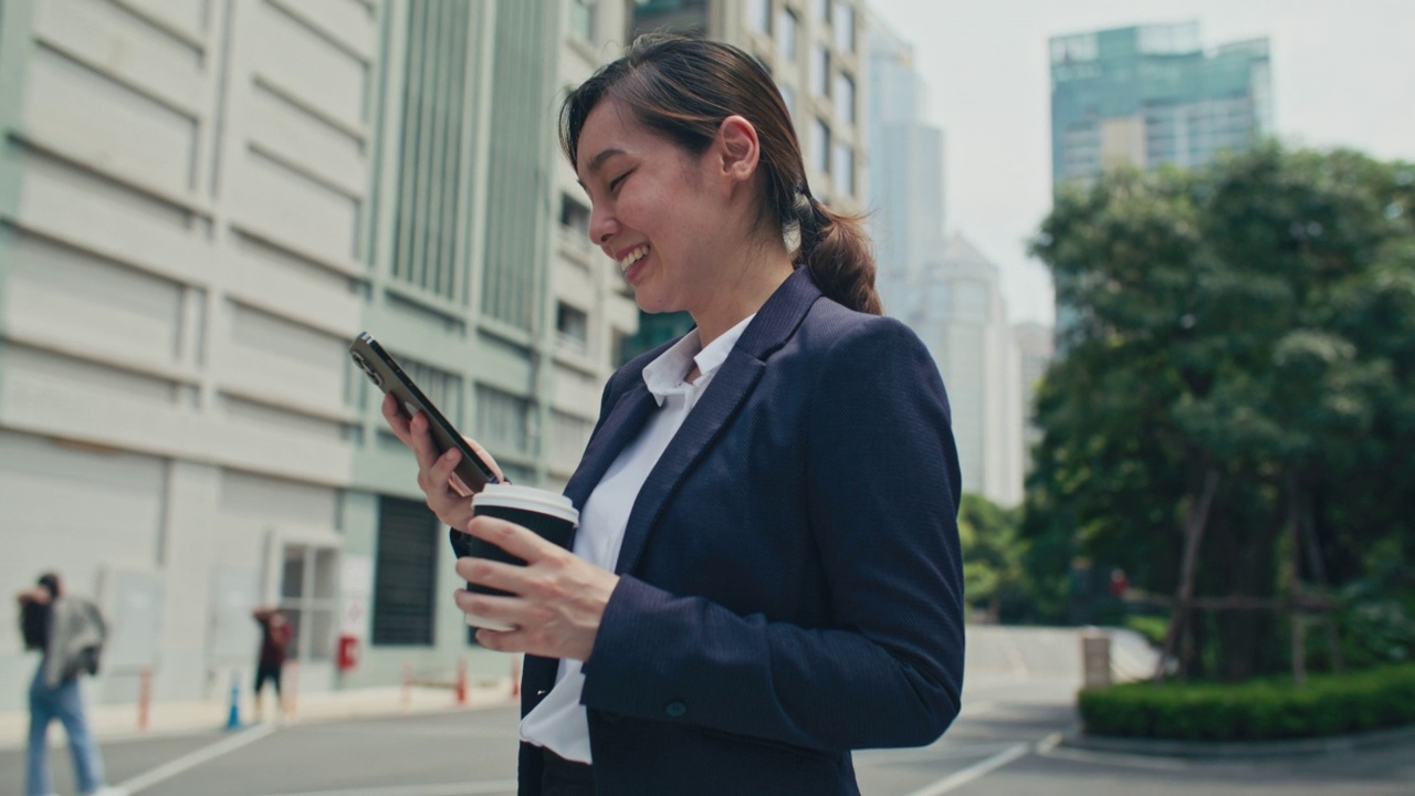 在城市里使用智能手机的女商人视频素材