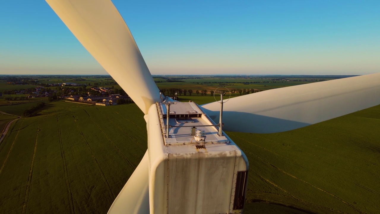 近距离观察在日落时生产可再生自然能源的风力涡轮机叶片视频素材