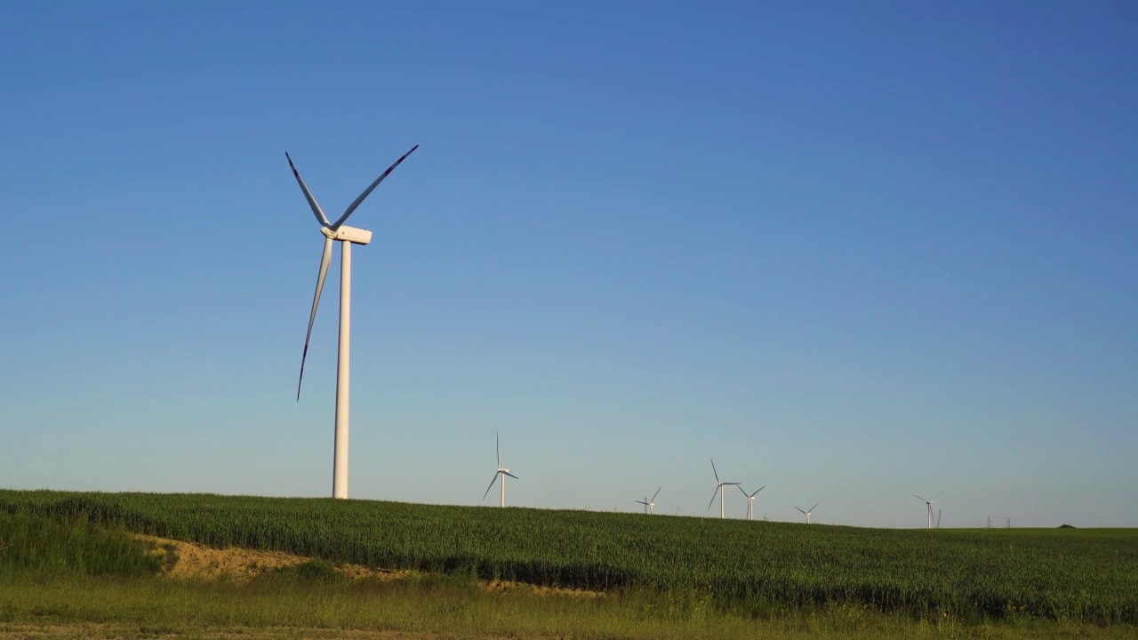 风力涡轮机产生清洁的可再生能源，提供可持续的电力视频素材