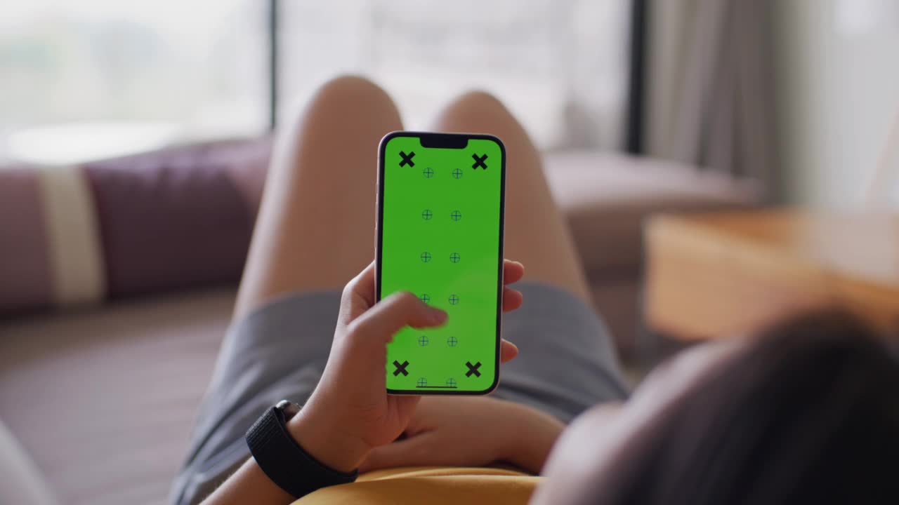 使用智能手机的女性绿屏视频素材