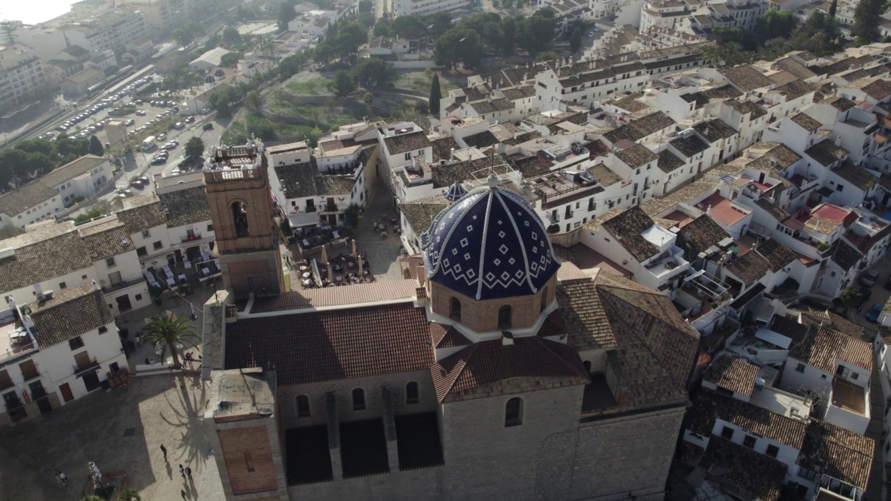 环绕蓝色马赛克圆顶教堂的空中轨道，阿尔泰的诺斯特拉塞约拉del Consol教堂视频素材