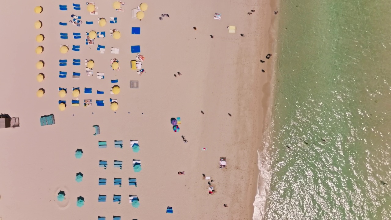 空中静态无人机拍摄的游客在迈阿密海滩，佛罗里达州视频素材