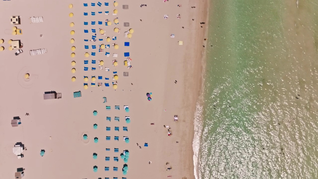 静态无人机拍摄的游客和沙滩椅在迈阿密海滩，佛罗里达州视频素材
