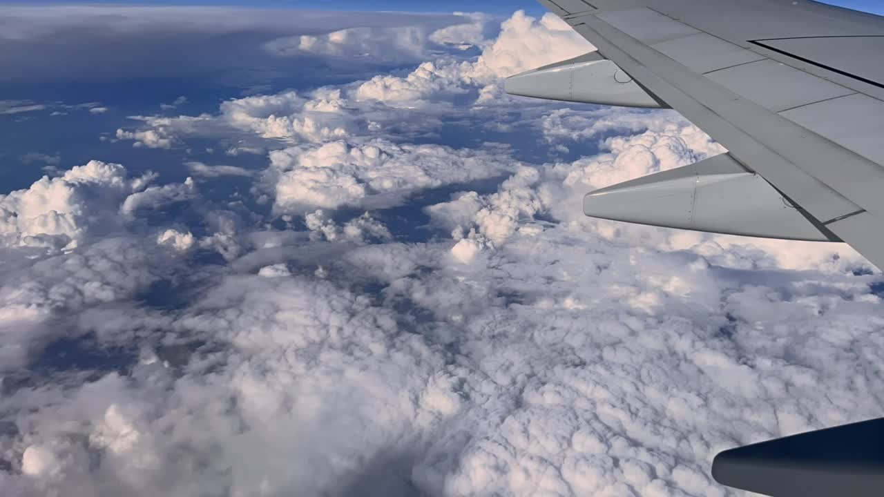 飞机的翅膀飞过云层，时间流逝视频素材