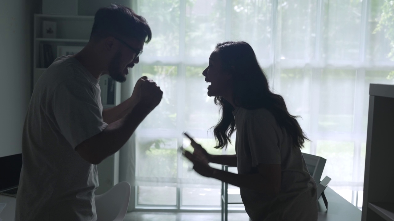 亚洲夫妇争吵大喊指责对方的问题，夫妻吵架在家里，关系问题的概念视频素材