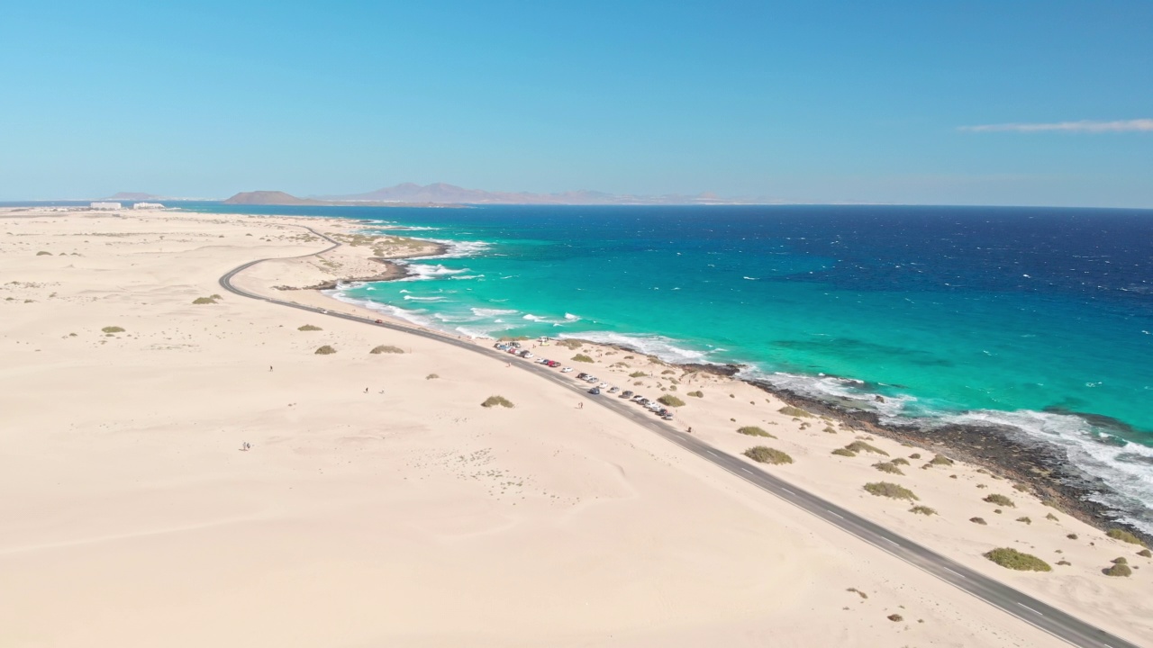 Fuerteventura Corralejo沙丘和海岸线宽无人机拍摄沿海公路的背景。视频素材