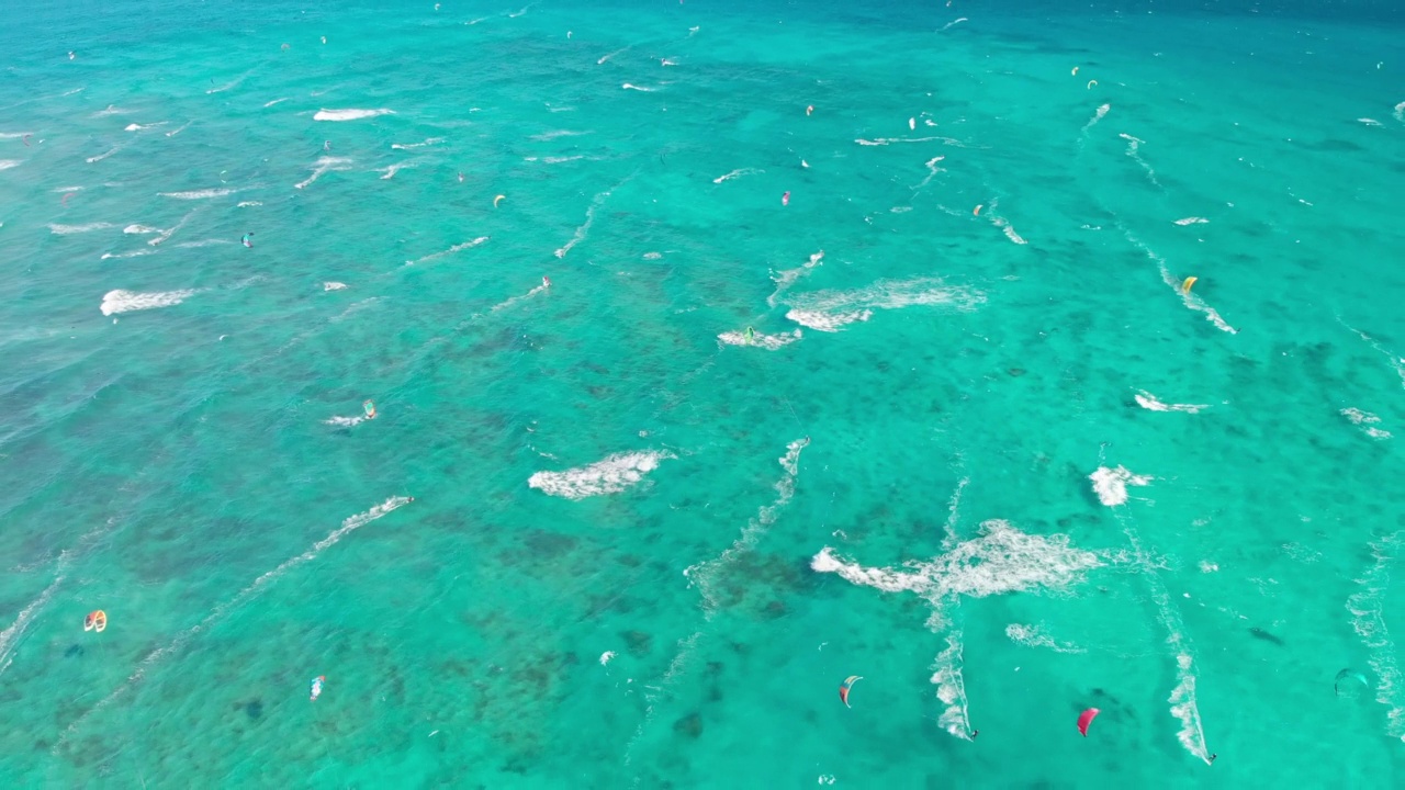Fuerteventura风筝冲浪在科拉雷霍宽无人机飞出拍摄与lobos岛的背景。视频素材