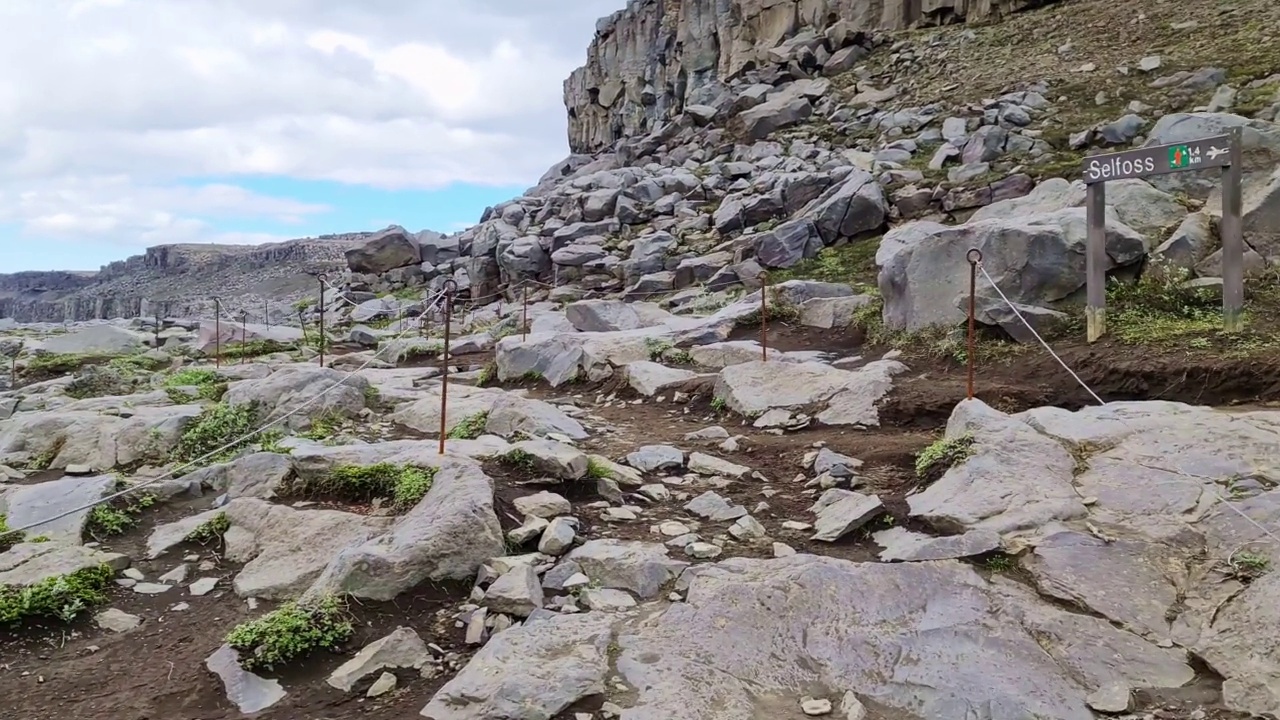 在冰岛的Gullfoss瀑布，步行运动与一个非常多岩石的路径。视频下载