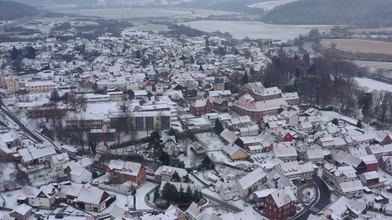 冬天从上面俯瞰Herleshausen村视频下载
