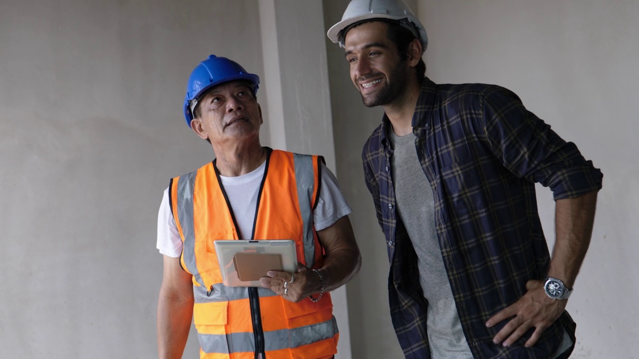 一名白人男子和一名土木工程师正在检查房屋视频素材