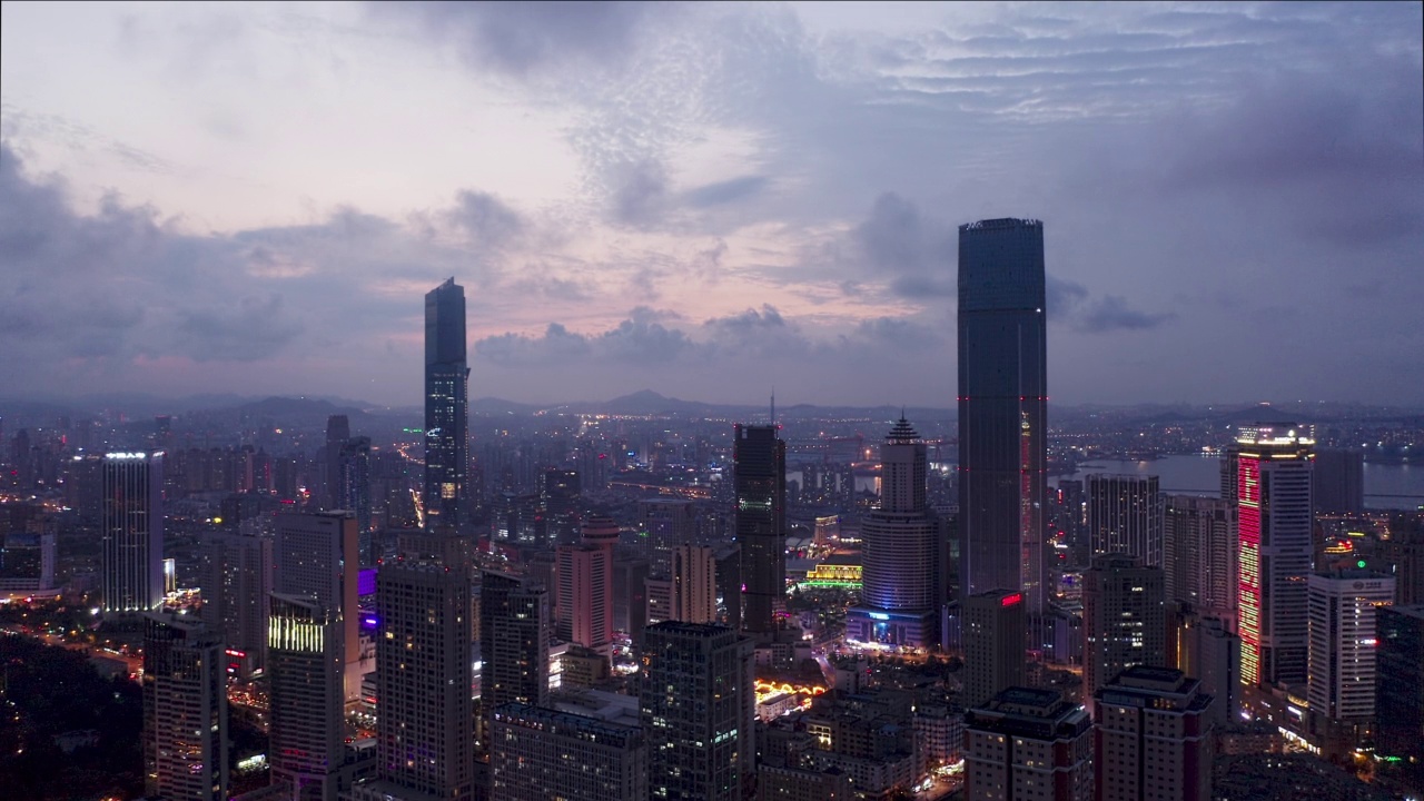 日落时的城市天际线。视频素材