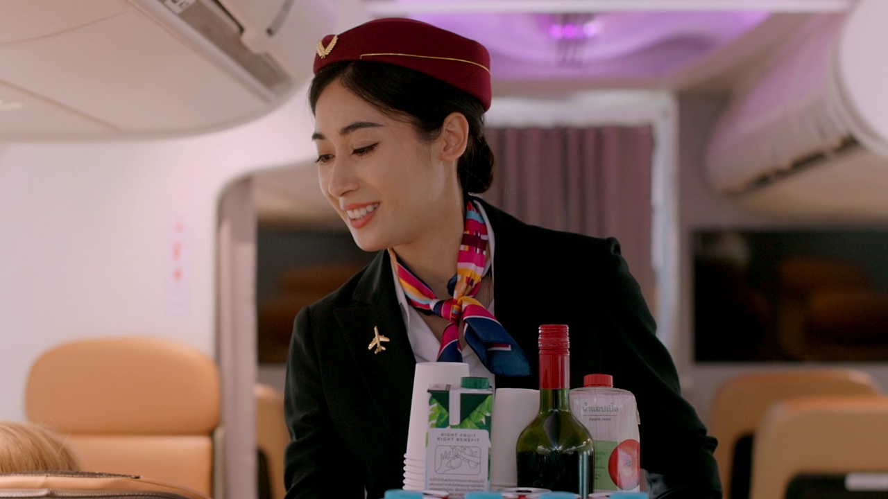 机组人员为旅客提供饮料。视频素材