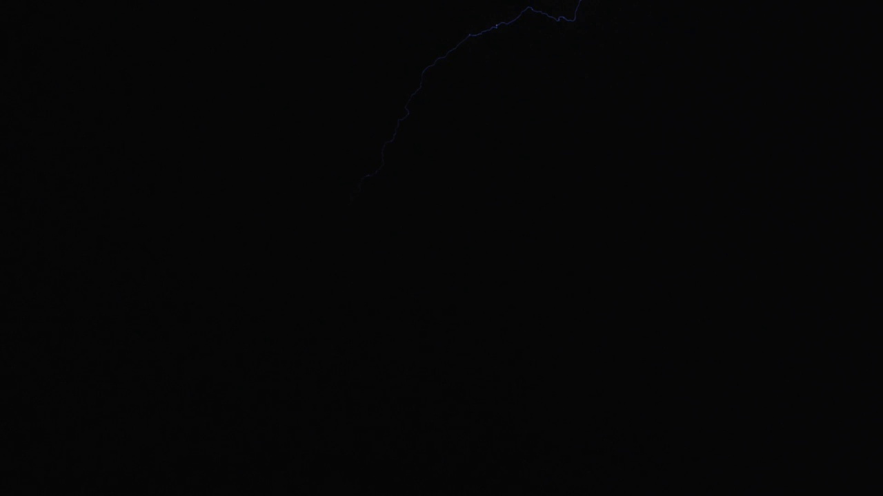 一套美丽的蓝色闪电打击黑色背景。雷电交加的暴风雨视频素材