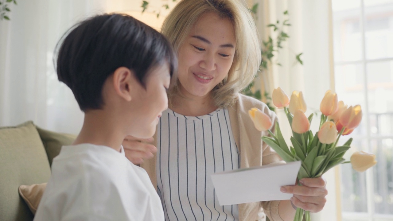 亚洲男孩拿着一束花拥抱他的母亲视频下载