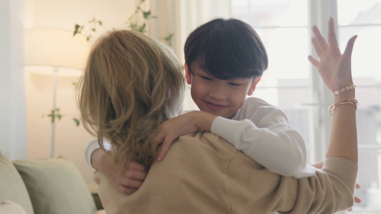 亚洲母亲和儿子在家里拥抱视频素材