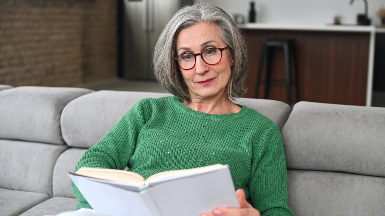 成熟的老年女性正在家里读书视频素材
