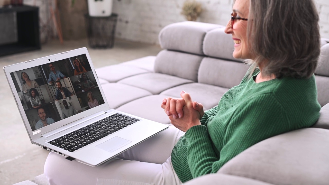 成熟的银发女商人在网上聊天视频素材