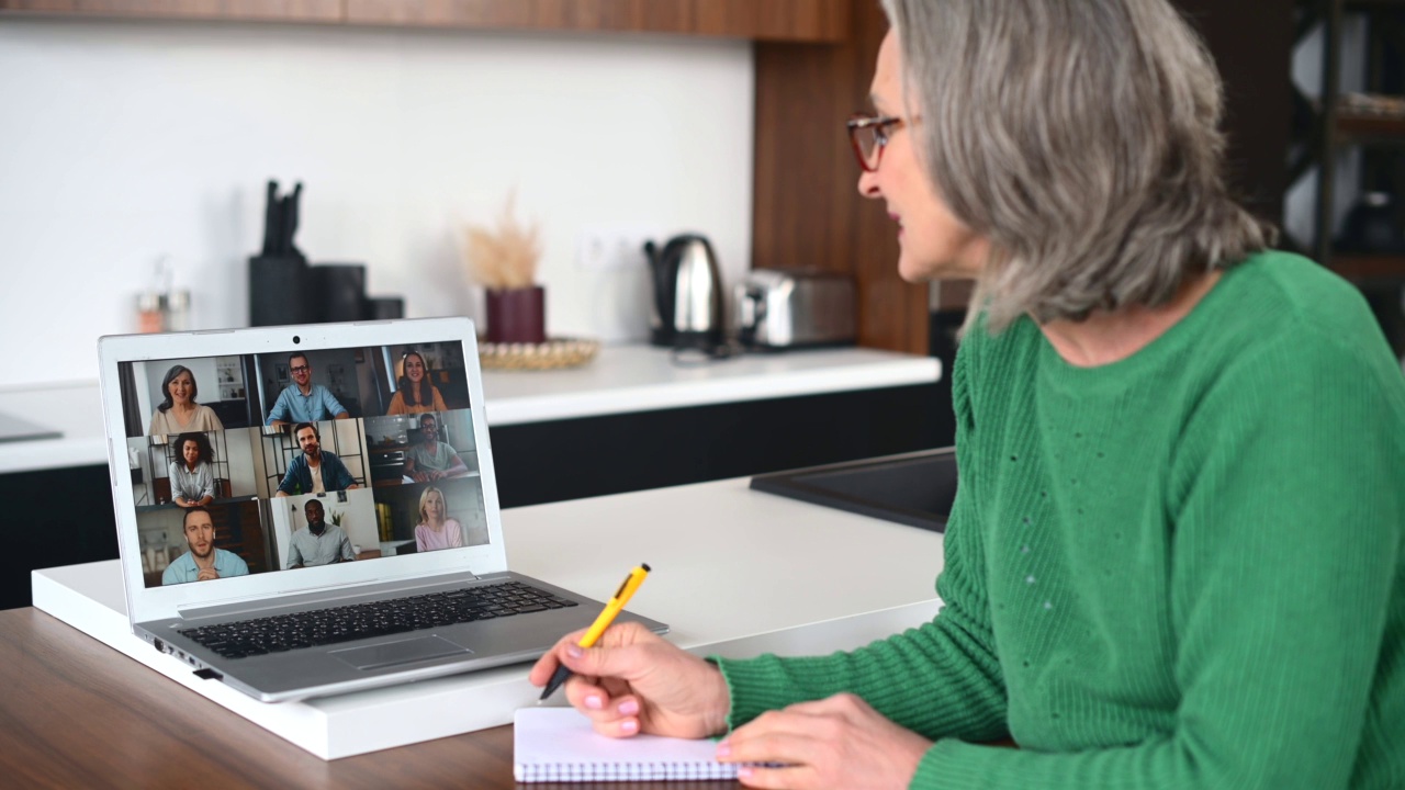 成熟的老年女性在家用笔记本电脑进行视频通话视频素材