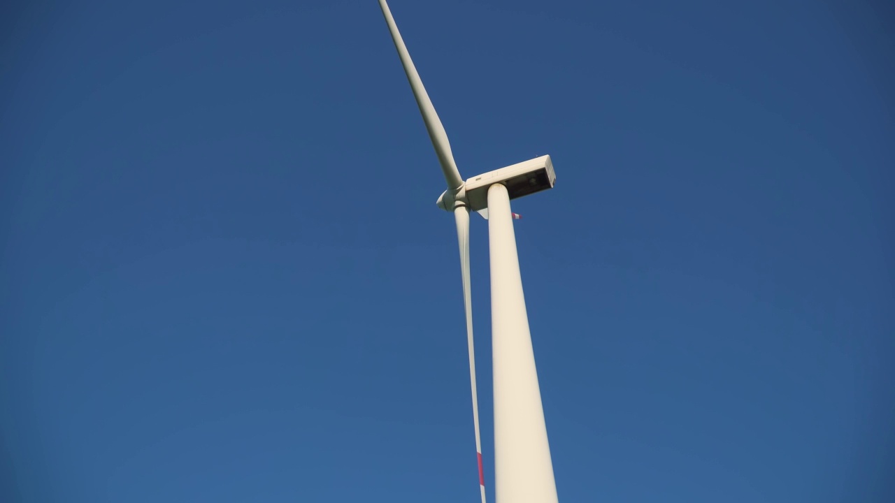 晴天的风力涡轮变换器，纯净的蓝天视频素材
