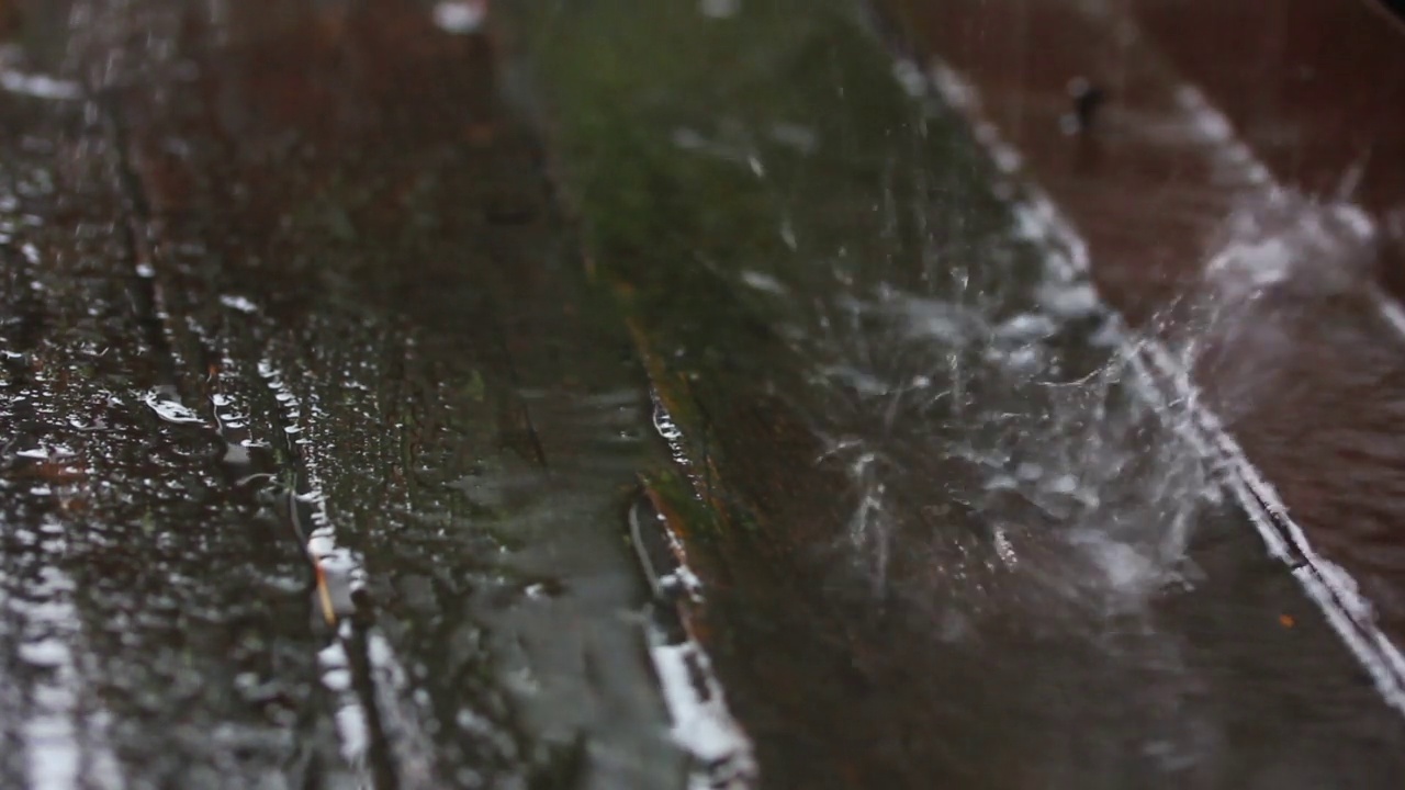 雨点落在饱经风霜的木头上视频下载
