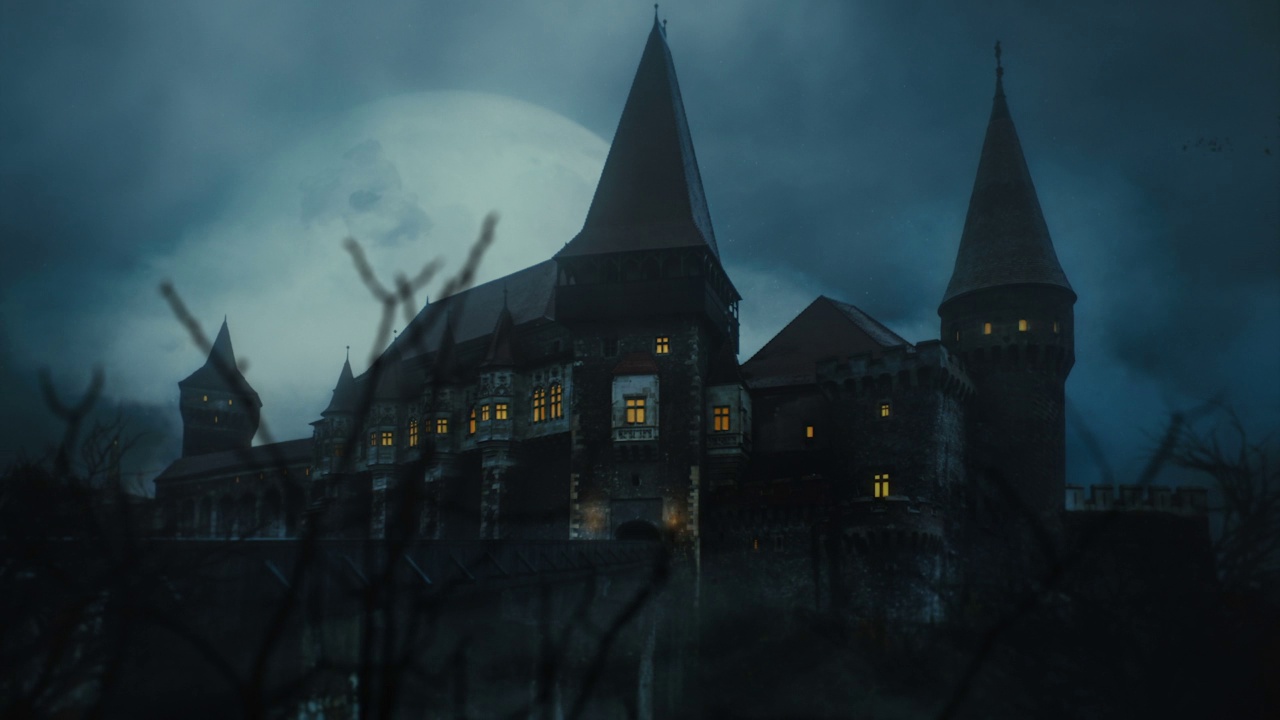 夜晚的中世纪古堡，前景是一只乌鸦视频购买