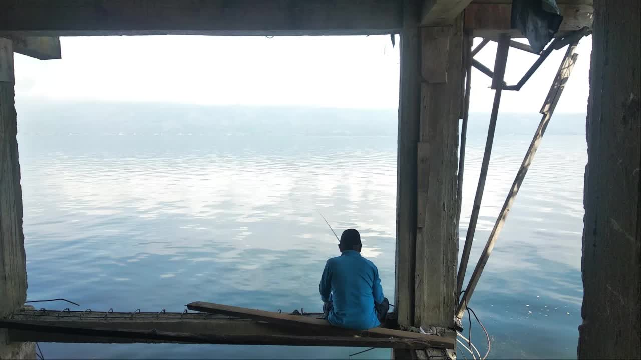西苏门答腊索洛星卡拉克湖的垂钓者。钓鱼的视频视频素材