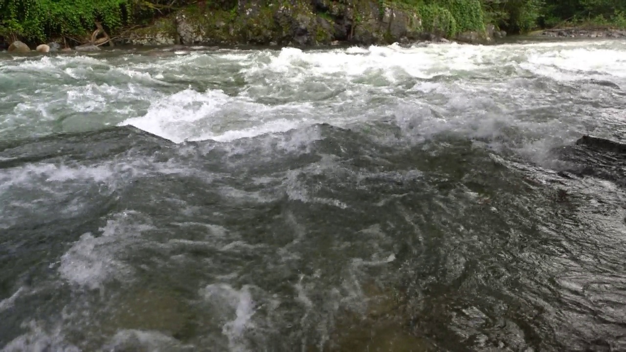 来自山脉的湍急的河流视频下载