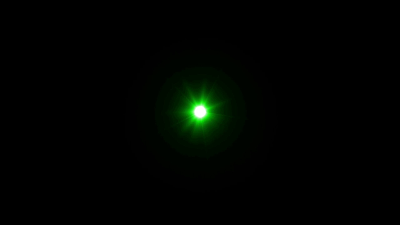 现实的绿色光透镜耀斑隔离在黑色背景。视频素材