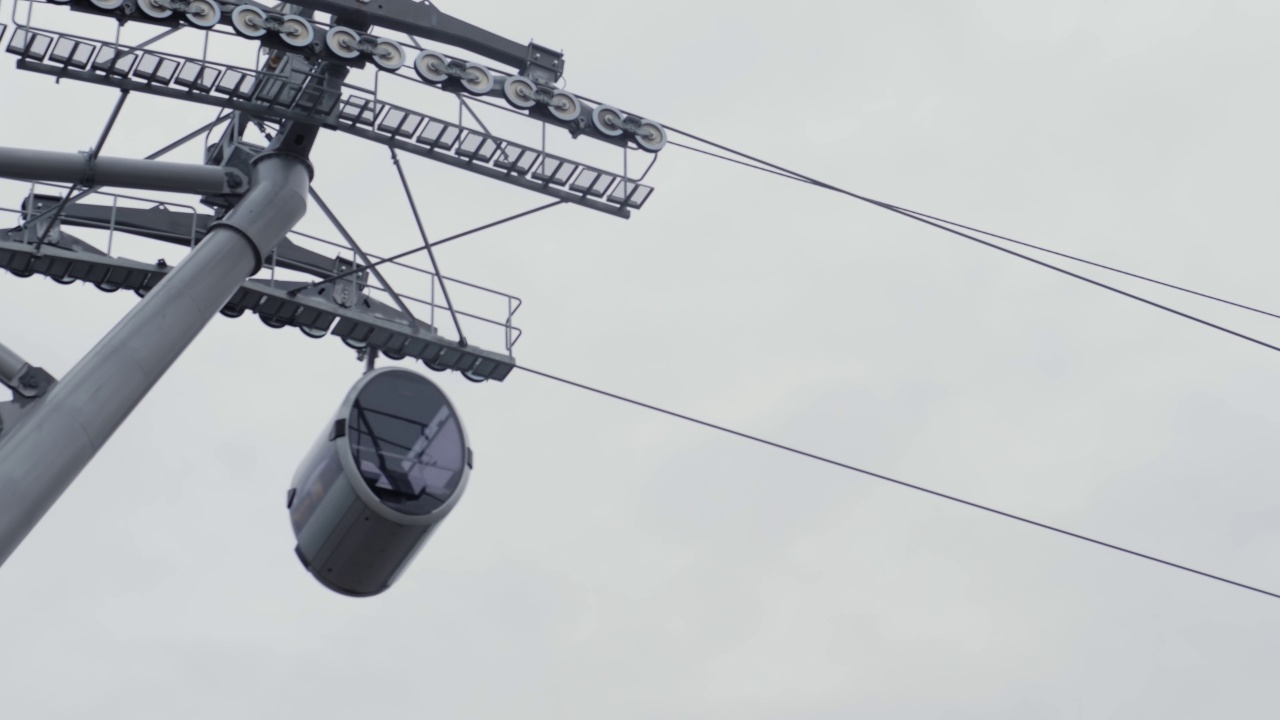 移动缆车升降系统对抗灰色天空的公共交通视频素材