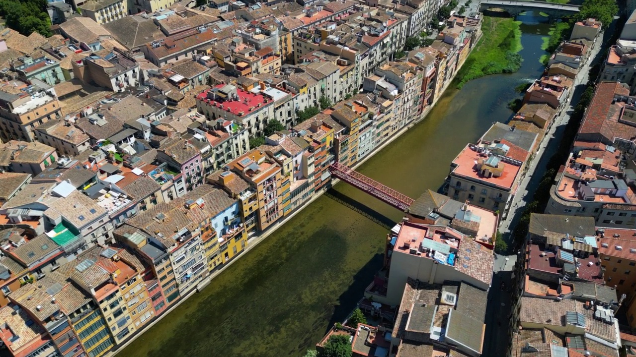 赫罗纳城市天际线的鸟瞰图。西班牙加泰罗尼亚。黄色和橙色的房屋倒映在奥尼亚河的水里视频素材