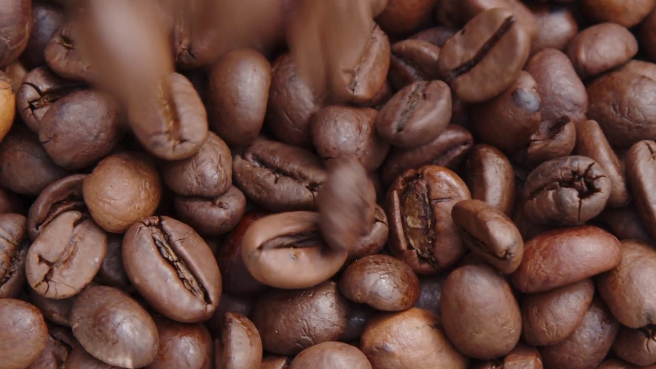 整个咖啡豆旋转在容器中接近在慢动作视频素材
