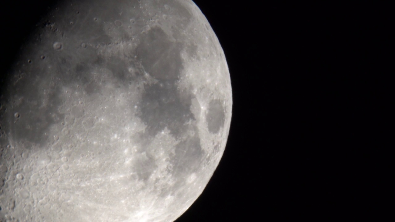 透过望远镜，月亮在漆黑的夜空中视频素材