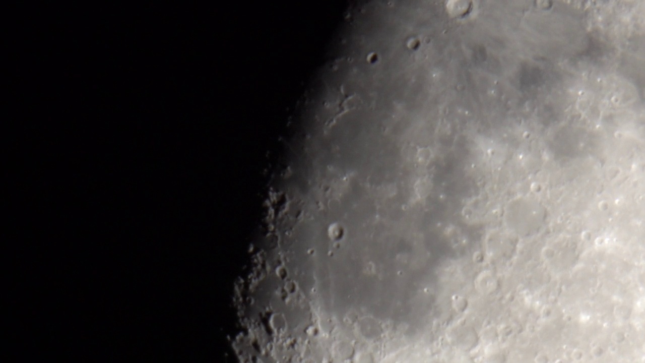 透过望远镜，月亮在漆黑的夜空中视频素材