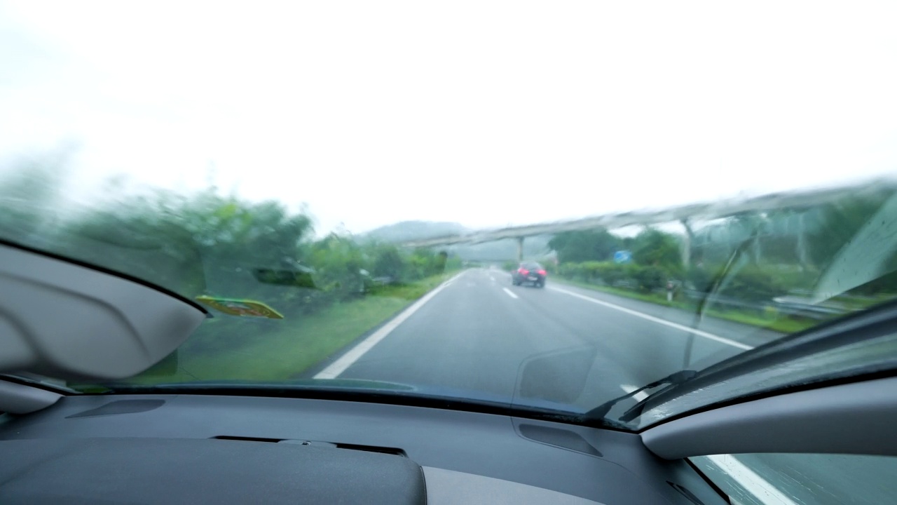 下雨时驾驶在道路挡风玻璃上的特写视频下载