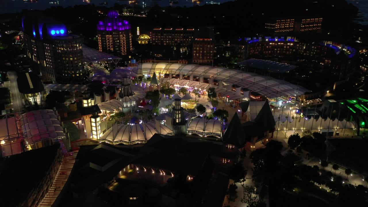 夜间照明新加坡城市著名的圣淘沙岛公园中心空中全景4k视频下载