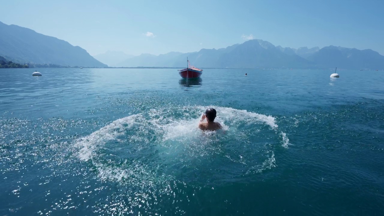 小男孩享受暑假，在码头上奔跑，潜入湖中视频下载
