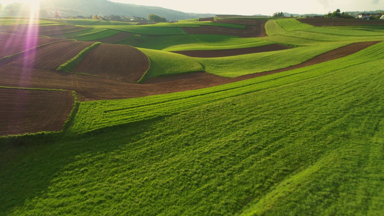 空中:美丽的丘陵乡村，绿色的草地和农田视频下载