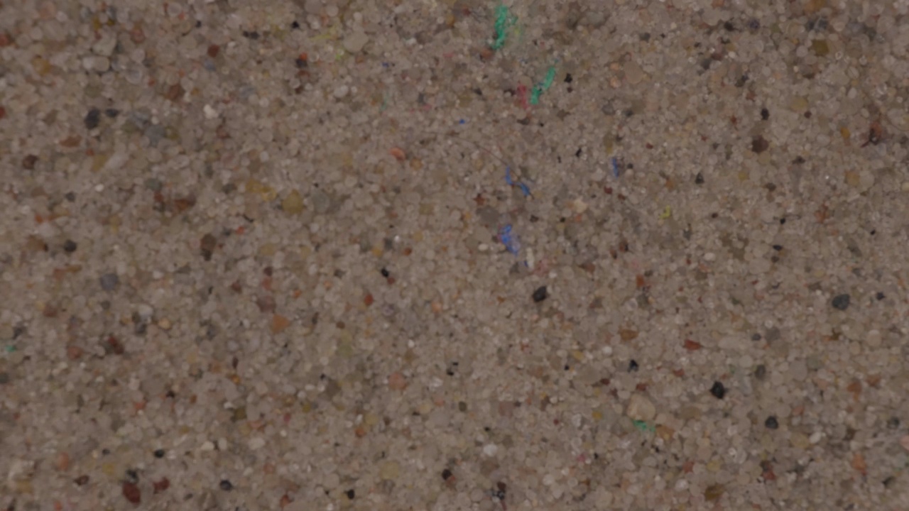 沙子里有微小的塑料，微小的塑料颗粒。受污染的土壤,沙子。视频下载